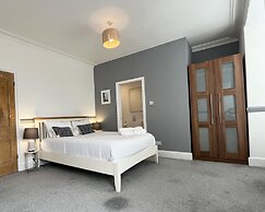 Spacious 5 Bed House Close to Seafront Penzance