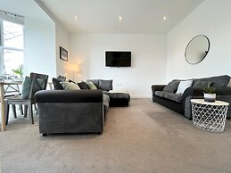 Spacious Apartment Parking Close to Seafront