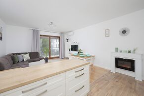 Apartment With Parking by Renters