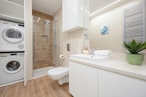 Apartment With Parking by Renters