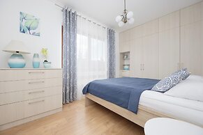 Apartment With Parking by Renters