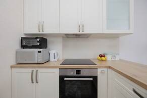 Apartment With Parking by Renters