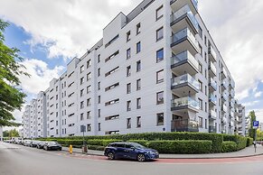 Apartment With Parking by Renters