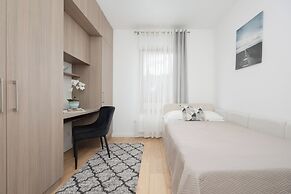 Apartment With Parking by Renters