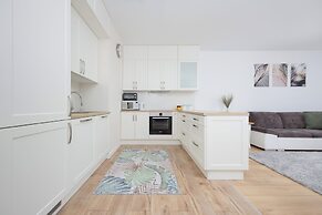 Apartment With Parking by Renters