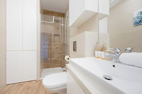 Apartment With Parking by Renters