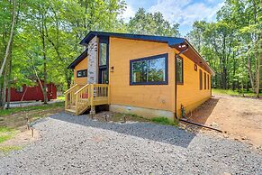 Pool & Beach Access: Charming Poconos Cabin!