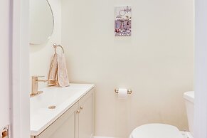 Modern Pittsburgh Home w/ Rooftop Deck & Backyard