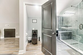 Charlotte Home w/ Yard - Near Spectrum Center!