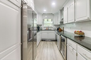 Charlotte Home w/ Yard - Near Spectrum Center!