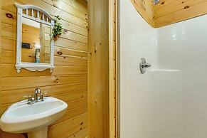 Solar-powered Brandon Studio Cabin: Hiking Access