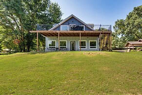 Frankston Vacation Rental: Walk to Lake Palestine!