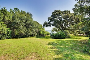 Frankston Vacation Rental: Walk to Lake Palestine!