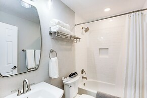 Walk to Lewisville Lake: Dog-friendly Texas Home