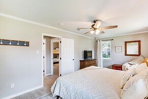 Walk to Lewisville Lake: Dog-friendly Texas Home