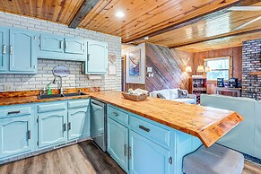 New Lisbon Home w/ Fire Pit & Ping-pong!