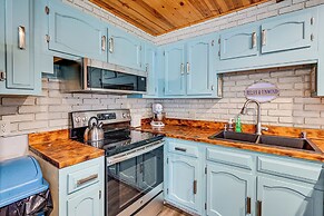 New Lisbon Home w/ Fire Pit & Ping-pong!