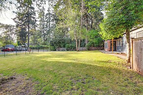Tacoma Retreat w/ Fire Pit - Walk to Lake Access!