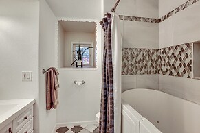 Tacoma Retreat w/ Fire Pit - Walk to Lake Access!