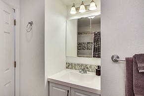 Tacoma Retreat w/ Fire Pit - Walk to Lake Access!