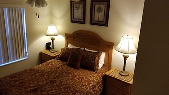 3br, 2.5ba Townhome W/ Lake View, Sunny Rear Yard 3 Bedroom Townhouse 