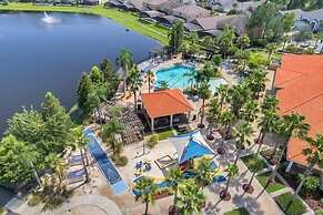 3br, 2.5ba Townhome W/ Lake View, Sunny Rear Yard 3 Bedroom Townhouse 