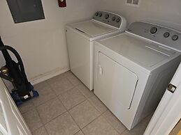 3br, 2.5ba Townhome W/ Lake View, Sunny Rear Yard 3 Bedroom Townhouse 