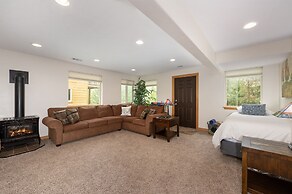 Park Cabin 3 Bedroom Cabin by RedAwning