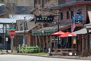 Park Cabin 3 Bedroom Cabin by RedAwning