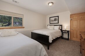 Park Cabin 3 Bedroom Cabin by RedAwning