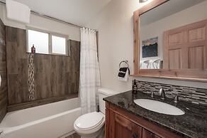 Park Cabin 3 Bedroom Cabin by RedAwning