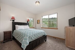 Park Cabin 3 Bedroom Cabin by RedAwning