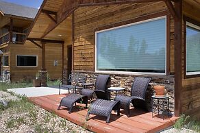 Park Cabin 3 Bedroom Cabin by RedAwning