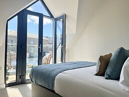 The Retreat on Morrab Sleeps 6 Balcony Parking