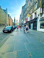 Cozy Edinburgh Apartment Escape