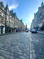 Cozy Edinburgh Apartment Escape
