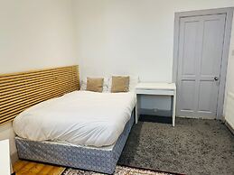 Cozy Edinburgh Apartment Escape