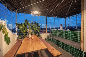 UNIQUE Creative - Wooden Design - Rooftop Jacuzzi