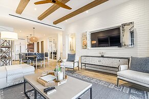 Oceanview 2BD Residence With a Spacious Terrace