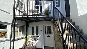 Boatman s Cottage Mousehole- Sleeps 4