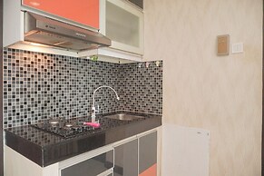 Homey And Modern Studio At Sky Terrace Apartment