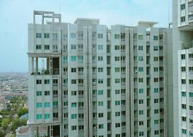 Homey And Modern Studio At Sky Terrace Apartment