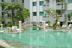 Homey And Modern Studio At Sky Terrace Apartment