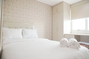 Homey And Modern Studio At Sky Terrace Apartment