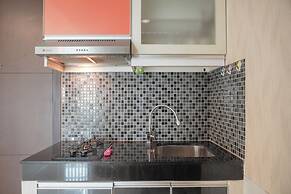 Homey And Modern Studio At Sky Terrace Apartment