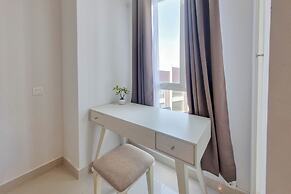 Comfortable And Homey Studio Room At Barsa City Apartment