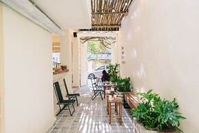 UNIQUE Creative Apartment w ROOFTOP Garden