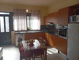 Casa Terra is Near Hillside Area Airport Beach