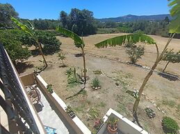 Casa Terra is Near Hillside Area Airport Beach