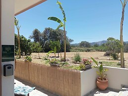 Casa Terra is Near Hillside Area Airport Beach